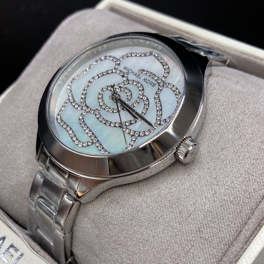 SHIPS TODAY 🎁💕 Holiday SALE⚡️Michael Kors Mother of Pearl Silver Watch - Picture 3 of 6
